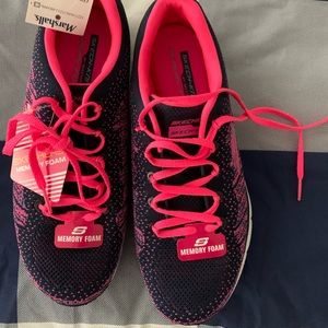 NWT Skechers memory foam 8.5 sneakers